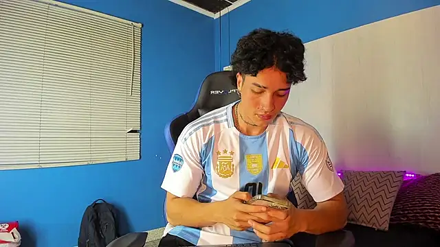 Snapshot of KaryBig3 chatting on March 19, 4:14 am KaryBig3 online show from March 19, 4:14 am