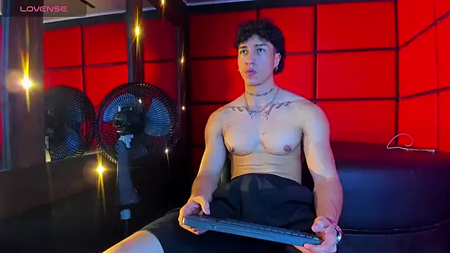 Snapshot of KaryBig3 chatting on February 26, 4:52 am KaryBig3 online show from February 26, 4:52 am