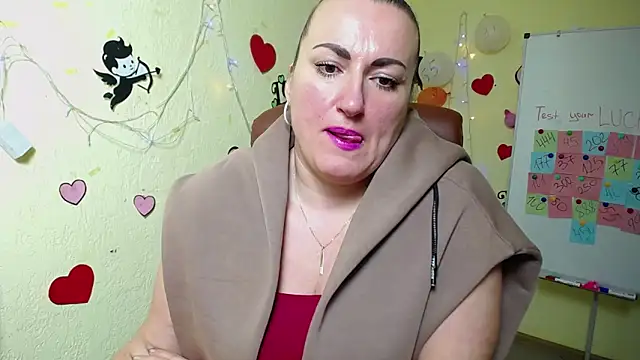 Snapshot of DianaMGG chatting on February 27, 9:18 am DianaMGG online show from February 27, 9:18 am