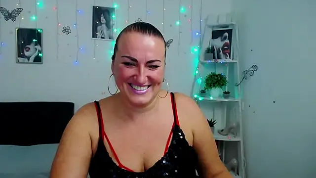 Snapshot of DianaMGG chatting on October 14, 5:24 pm DianaMGG online show from October 14, 5:24 pm