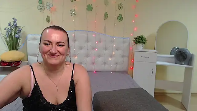 Snapshot of DianaMGG chatting on March 18, 3:44 pm DianaMGG online show from March 18, 3:44 pm