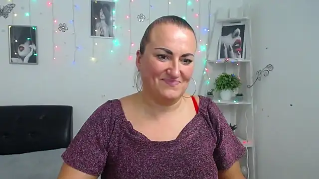 Snapshot of DianaMGG chatting on October 9, 5:35 pm DianaMGG online show from October 9, 5:35 pm