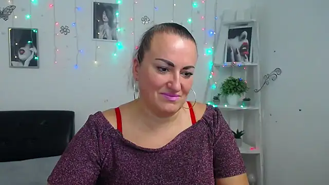 Snapshot of DianaMGG chatting on October 9, 5:30 am DianaMGG online show from October 9, 5:30 am