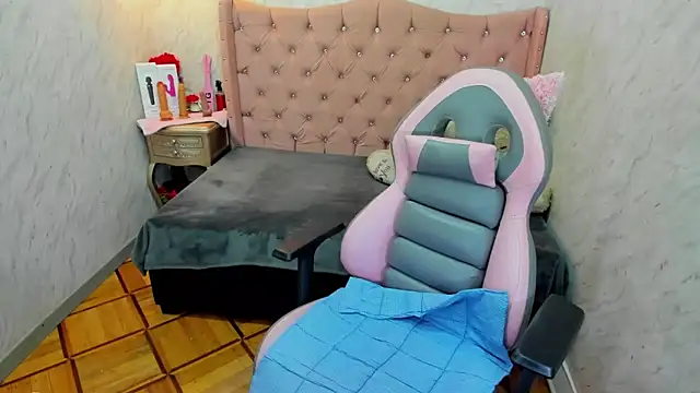 Lianngrace online show from March 26, 2:15 pm