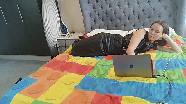 eatmypie69 online show from April 13, 9:57 am