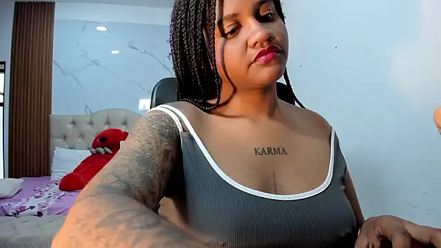 ZahraRose online show from February 4, 8:15 pm