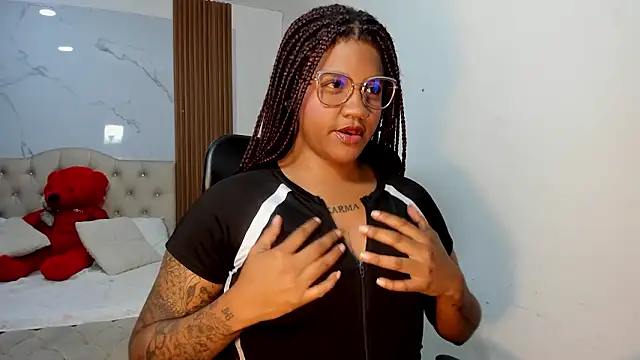 ZahraRose online show from March 6, 7:31 pm