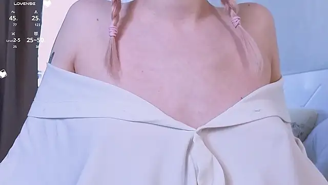 Snapshot of EdlaHewell chatting on February 3, 6:22 am EdlaHewell online show from February 3, 6:22 am