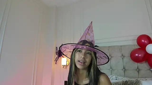 Snapshot of JasmineRoss_1 chatting on October 12, 2:18 pm JasmineRoss 1 online show from October 12, 2:18 pm