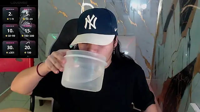 Snapshot of melany_rouse18 chatting on December 4, 1:43 pm melany rouse18 online show from December 4, 1:43 pm