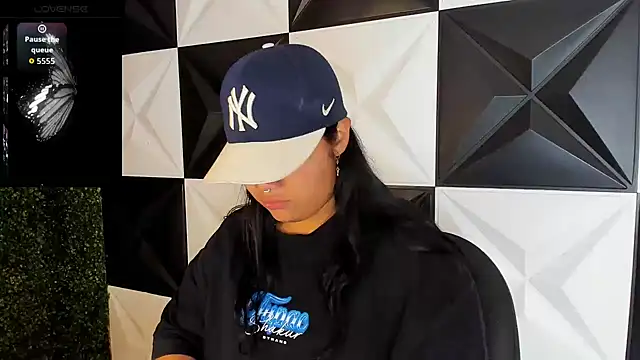 Snapshot of melany_rouse18 chatting on October 25, 1:05 am melany rouse18 online show from October 25, 1:05 am