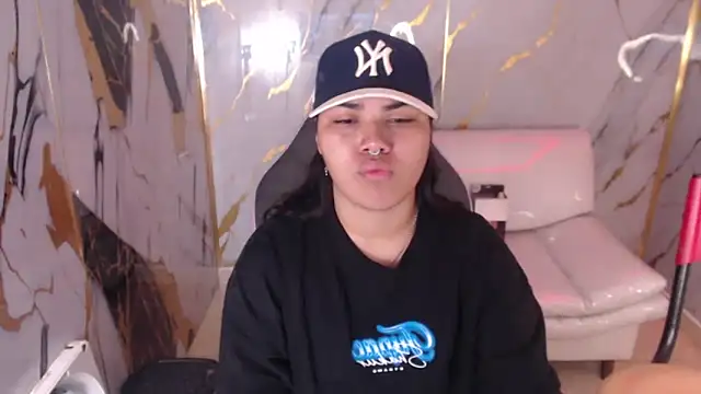 Snapshot of melany_rouse18 chatting on October 29, 11:42 am melany rouse18 online show from October 29, 11:42 am