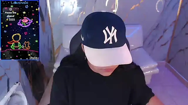 Snapshot of melany_rouse18 chatting on November 1, 2:07 am melany rouse18 online show from November 1, 2:07 am