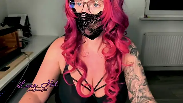 Lunalein online show from November 20, 8:31 pm