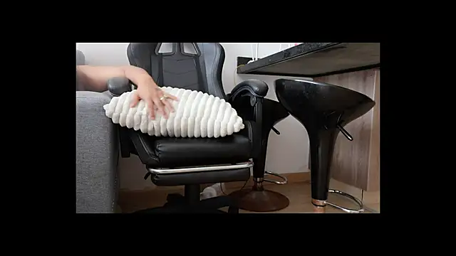 Karla Stein2025 online show from December 14, 4:01 pm