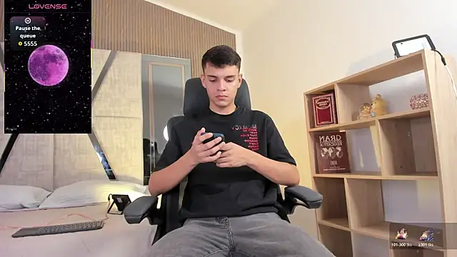 JacobRoberts1 online show from December 4, 8:19 pm