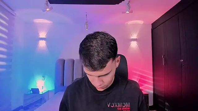 JacobRoberts1 online show from October 31, 9:32 pm