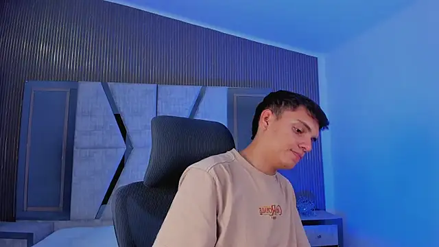 JacobRoberts1 online show from October 18, 8:44 pm