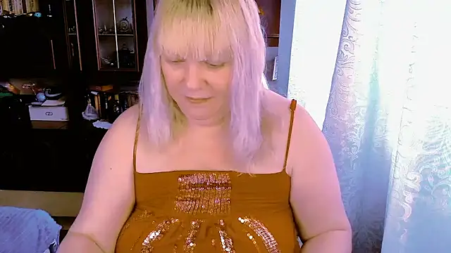 Snapshot of FlowerButterf chatting on March 4, 10:45 am FlowerButterf online show from March 4, 10:45 am