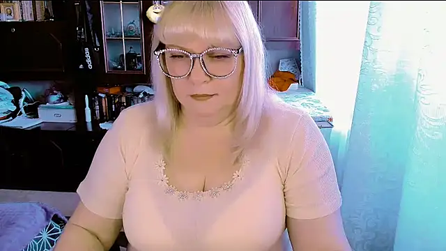 Snapshot of FlowerButterf chatting on February 22, 10:28 am FlowerButterf online show from February 22, 10:28 am