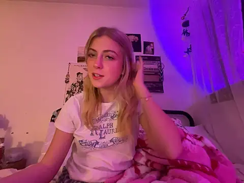 Snapshot of sinfulblonde1 chatting on February 28, 5:15 am sinfulblonde1 online show from February 28, 5:15 am
