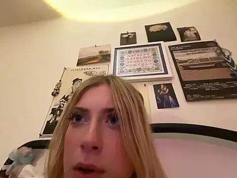 Snapshot of sinfulblonde1 chatting on February 27, 11:06 am sinfulblonde1 online show from February 27, 11:06 am