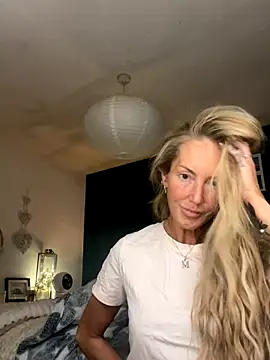 Snapshot of Fiery_Blonde_LexiX chatting on October 21, 9:58 pm Fiery Blonde LexiX online show from October 21, 9:58 pm