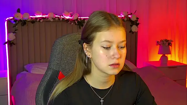 Snapshot of EveMundie chatting on October 31, 9:28 am EveMundie online show from October 31, 9:28 am