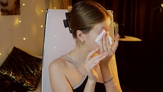 Snapshot of EveMundie chatting on December 16, 12:42 pm EveMundie online show from December 16, 12:42 pm