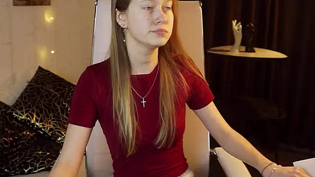 Snapshot of EveMundie chatting on December 15, 6:30 am EveMundie online show from December 15, 6:30 am