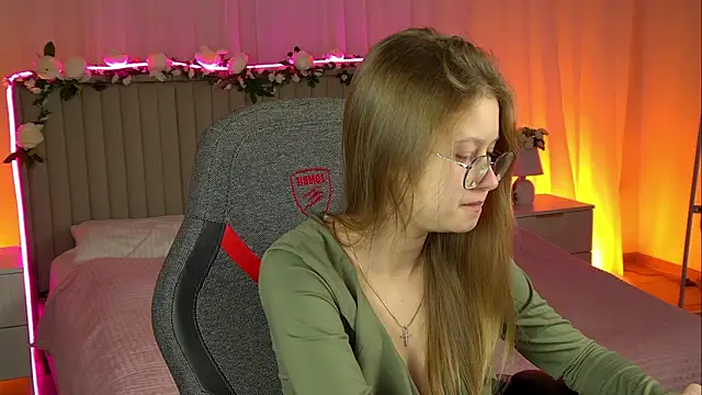 Snapshot of EveMundie chatting on October 24, 6:34 am EveMundie online show from October 24, 6:34 am