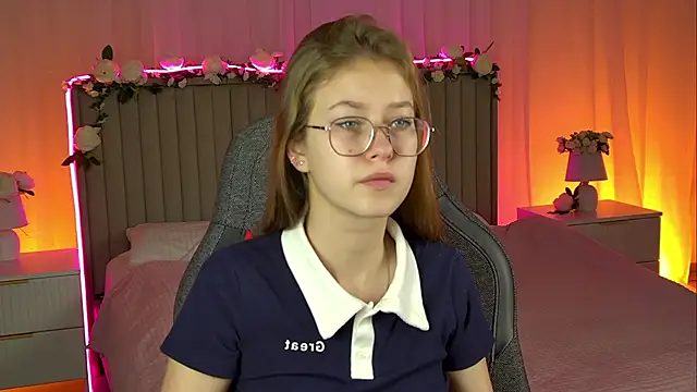 Snapshot of EveMundie chatting on October 23, 10:47 am EveMundie online show from October 23, 10:47 am