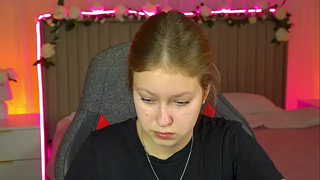 Snapshot of EveMundie chatting on November 7, 9:47 am EveMundie online show from November 7, 9:47 am