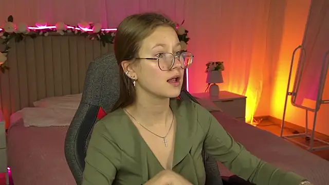 Snapshot of EveMundie chatting on November 17, 6:28 am EveMundie online show from November 17, 6:28 am