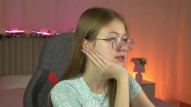 Snapshot of EveMundie chatting on October 3, 6:26 am EveMundie online show from October 3, 6:26 am