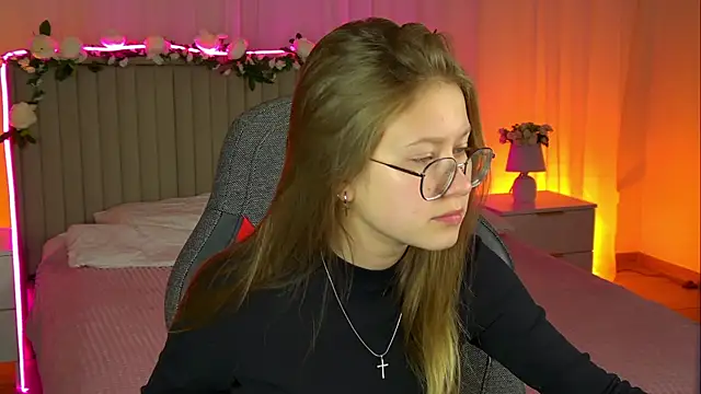 Snapshot of EveMundie chatting on November 3, 6:18 am EveMundie online show from November 3, 6:18 am