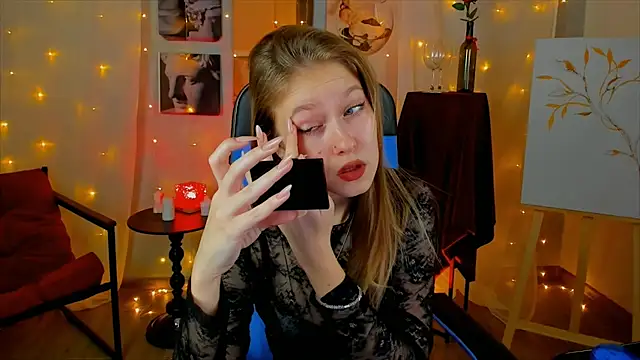 Snapshot of EveMundie chatting on December 2, 12:51 pm EveMundie online show from December 2, 12:51 pm