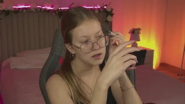 Snapshot of EveMundie chatting on November 10, 6:29 am EveMundie online show from November 10, 6:29 am