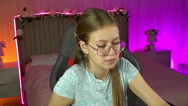 Snapshot of EveMundie chatting on October 25, 12:50 pm EveMundie online show from October 25, 12:50 pm