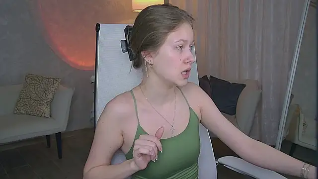 EveMundie online show from March 15, 8:21 am