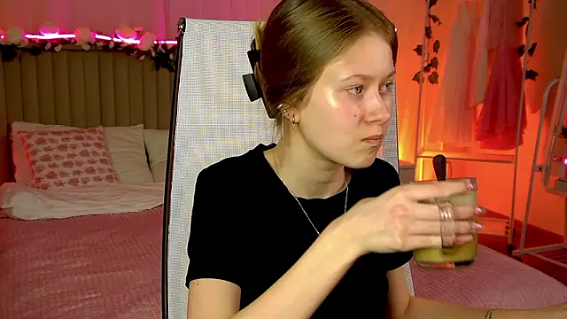 EveMundie online show from March 4, 11:40 am