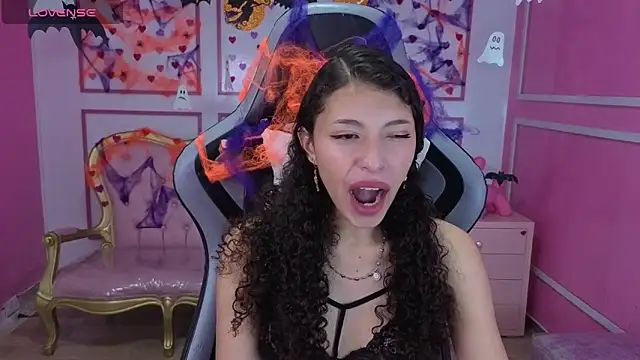 Snapshot of danatella_a chatting on October 26, 12:49 pm danatella a online show from October 26, 12:49 pm