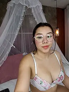 Snapshot of EmmaSulivan chatting on February 21, 6:48 pm EmmaSulivan online show from February 21, 6:48 pm