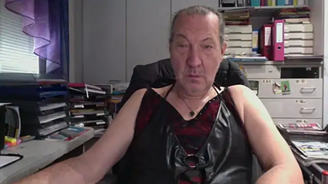 HMStraps01 online show from November 28, 10:37 am