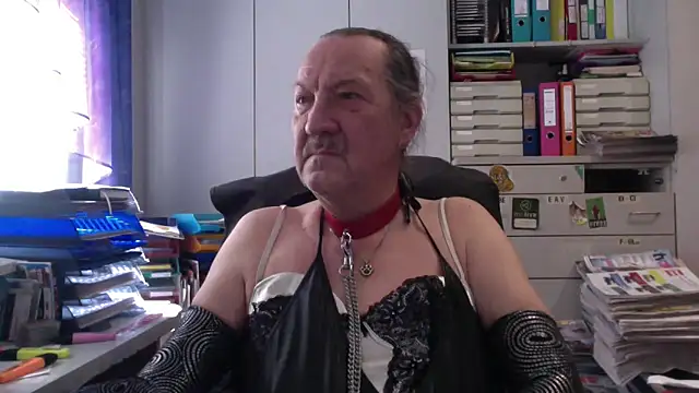 HMStraps01 online show from April 5, 11:17 am