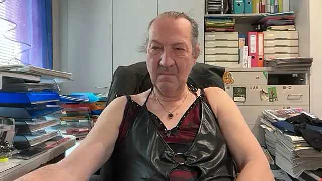 HMStraps01 online show from April 20, 9:45 am