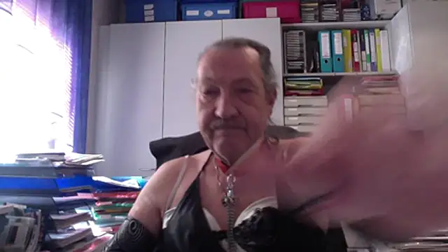 HMStraps01 online show from March 30, 9:55 am