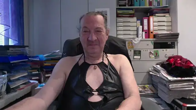 HMStraps01 online show from April 18, 7:11 am