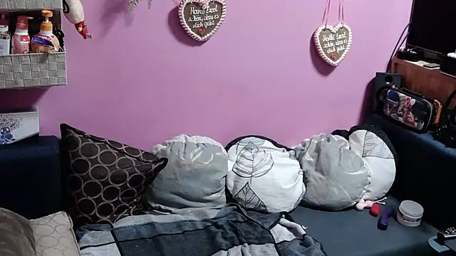 Snapshot of sexymelli18 chatting on March 1, 12:28 am sexymelli18 online show from March 1, 12:28 am