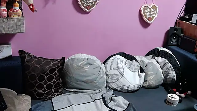 Snapshot of sexymelli18 chatting on February 26, 9:42 pm sexymelli18 online show from February 26, 9:42 pm
